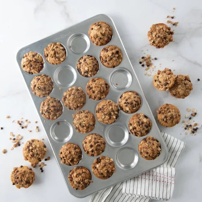 Nordic Ware Naturals bakvorm voor 24 muffins aluminium grijs